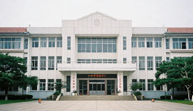 高层建筑外墙清洗如何应对复杂环境挑战